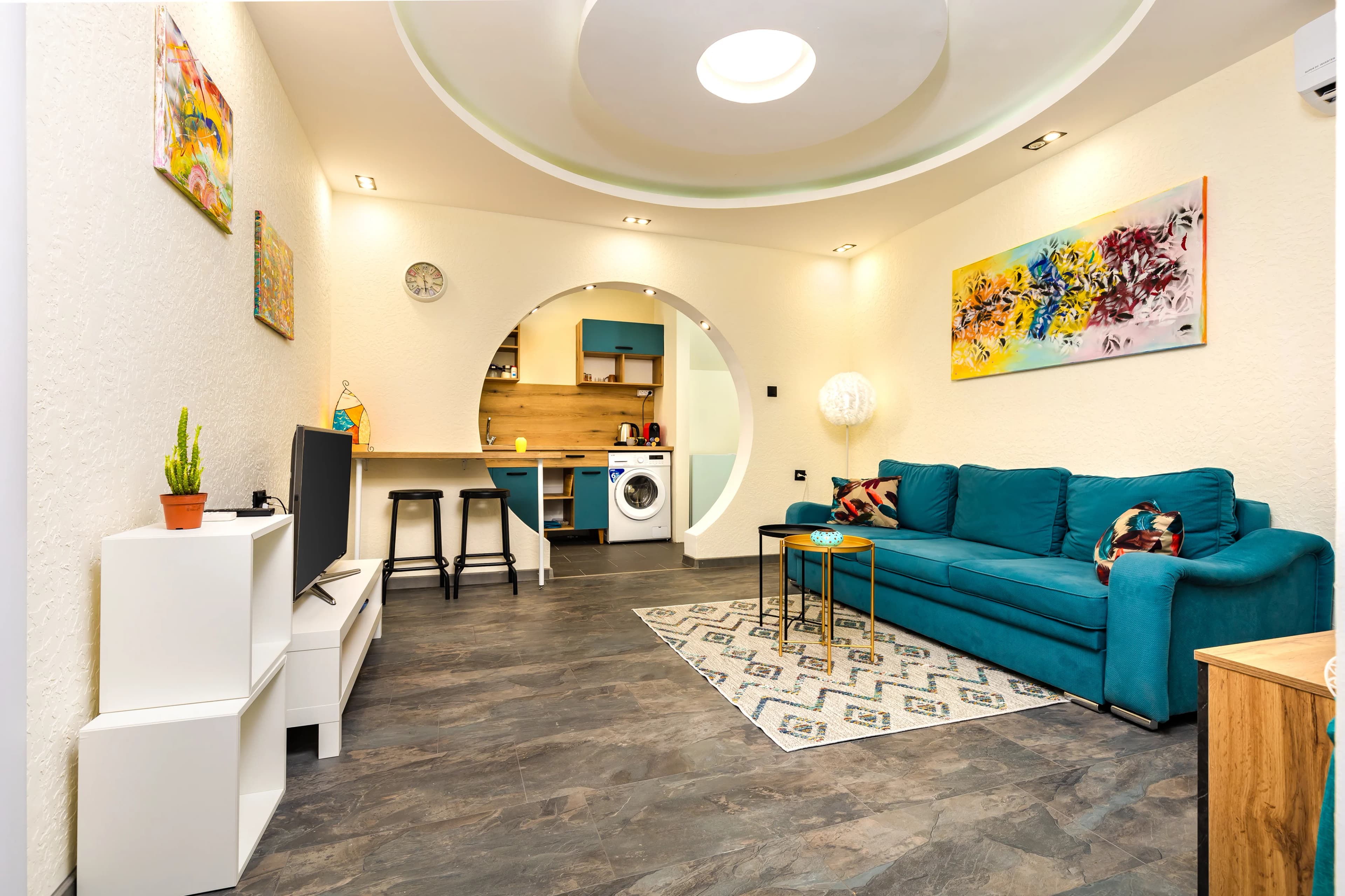 Modern 1BR Apartment - Image 1