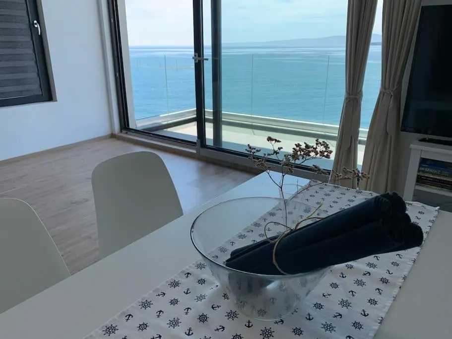 Modern Waterfront 1BR apartment - Image 1