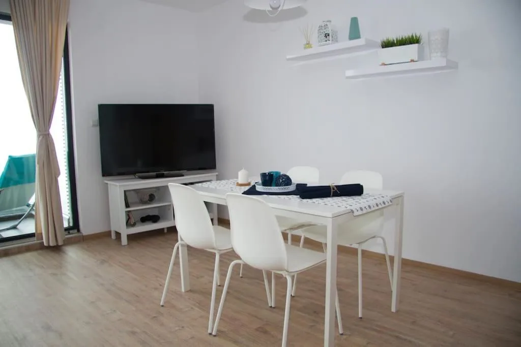 Modern Waterfront 1BR apartment - Image 2