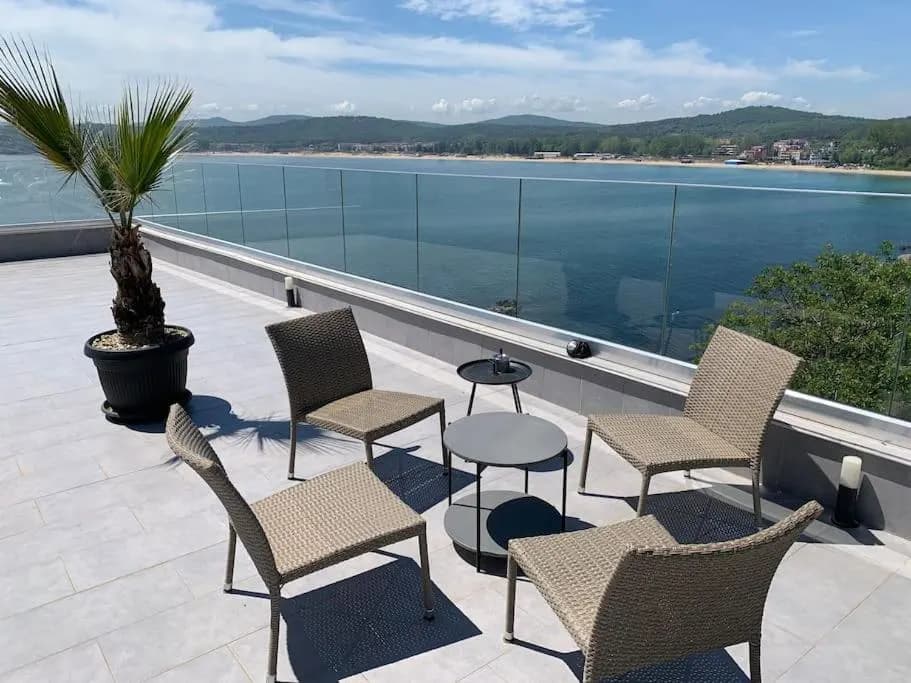 Modern Waterfront 1BR apartment - Image 3
